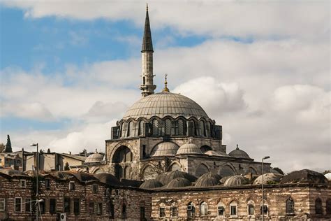  Rüstem Paşa Camii: ประมงลึกรายวันและความงามอันวิจิตรของสถาปัตยกรรม!