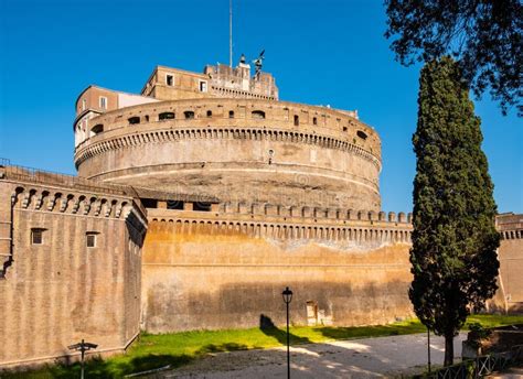  Castel Sant'Angelo:  The Majestic Mausoleum Turned Fortress Protecting Rome!