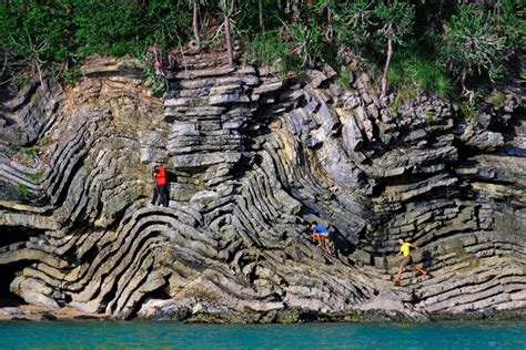 ผาหินชิง! ภูเขายักษ์โอบกอดอ่าวสามgorges!