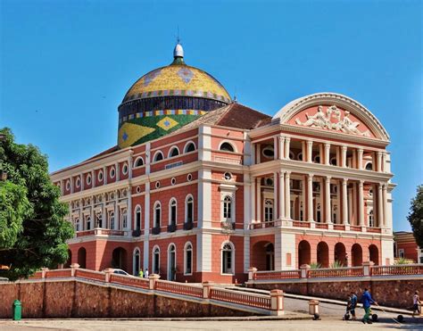  Teatro Amazonas: อัญมณีแห่งศิลปะในป่าอเมซอน!